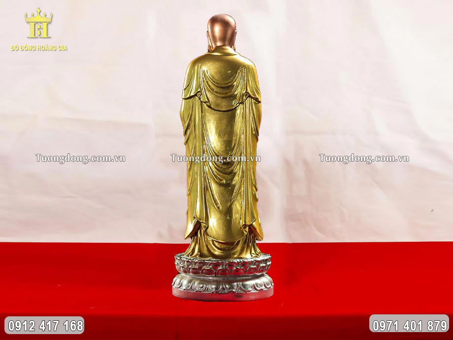 Hình ảnh phía sau của bức tượng đồng